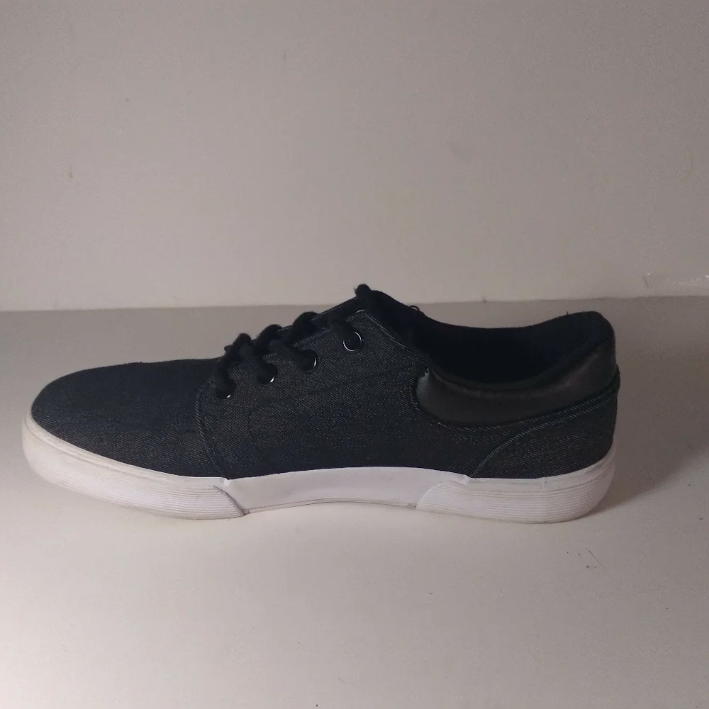 St. John's Bay Bryce size 8.5M   BLK Shoes  lace ups color gray & black